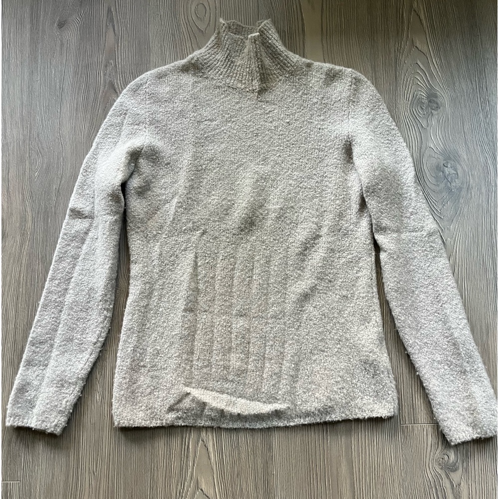 Gucci grey turtleneck 80% cashmere/ 20% nylon, see pics.  Super warm and cozy!